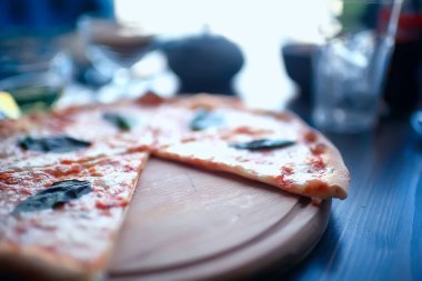 Pizza Restoran İtalya / Roma'da bir İtalyan restoranında geleneksel İtalyan margarita pizza peyniri ve fesleğen yaprakları