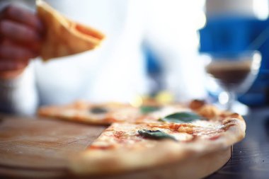 Pizza Restoran İtalya / Roma'da bir İtalyan restoranında geleneksel İtalyan margarita pizza peyniri ve fesleğen yaprakları