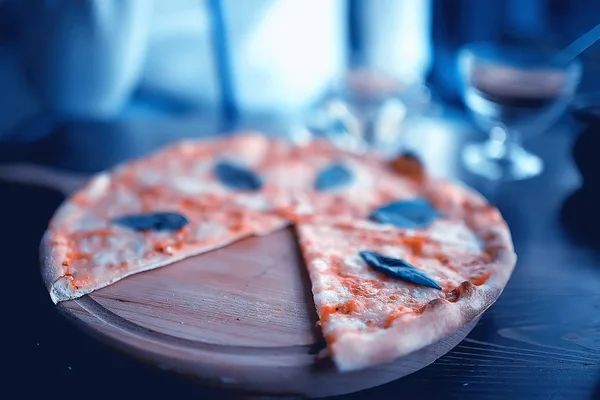 Pizza Restaurante Italia Tradicional Pizza Margarita Italiana Con Queso Hojas — Foto de Stock