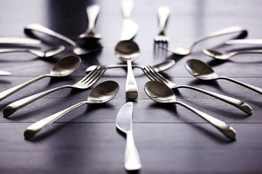 çatal, kaşık ve bıçak masada, güzel hizmet sofra 