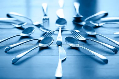 çatal, kaşık ve bıçak masada, güzel hizmet sofra 