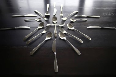 çatal, kaşık ve bıçak masada, güzel hizmet sofra 