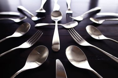 çatal, kaşık ve bıçak masada, güzel hizmet sofra 