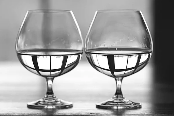 Två Glas Vitt Vin Restaurangen Romantisk Middag — Stockfoto