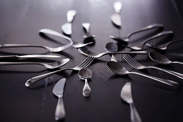 Vidličky Lžíce Nože Stole Krásné Servírovací Nádobí — Stock fotografie
