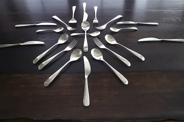 餐桌上的叉子 勺子和小刀 漂亮的餐具 — 图库照片