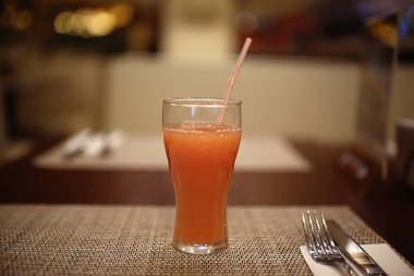 Restoran, çatal ve bıçak / bıçak ve çatal bir kafede masada Restoran Servis bir tabloyla iç görünümünü