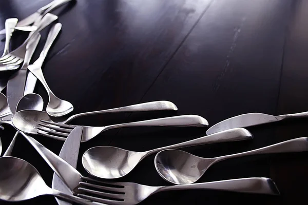Πιρούνια Κουτάλια Και Μαχαίρια Στο Τραπέζι Όμορφη Εξυπηρετούν Σκεύη — Φωτογραφία Αρχείου