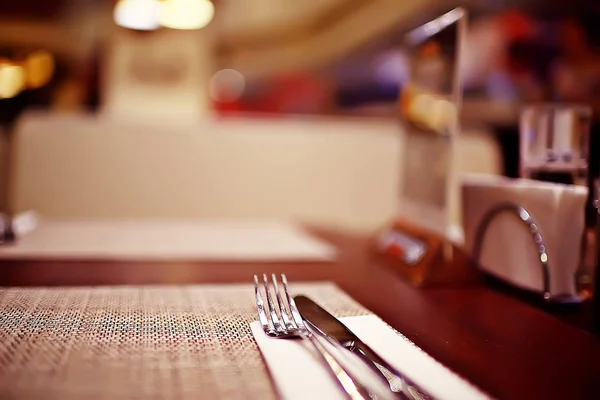 레스토랑 포크와 나이프에 테이블 레스토랑의 인테리어 카페에서 테이블에 — 스톡 사진