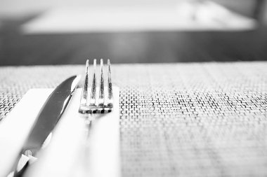 Restoran, çatal ve bıçak / bıçak ve çatal bir kafede masada Restoran Servis bir tabloyla iç görünümünü