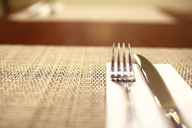 Restoran, çatal ve bıçak / bıçak ve çatal bir kafede masada Restoran Servis bir tabloyla iç görünümünü