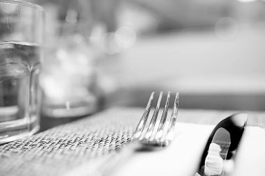 Restoran, çatal ve bıçak / bıçak ve çatal bir kafede masada Restoran Servis bir tabloyla iç görünümünü