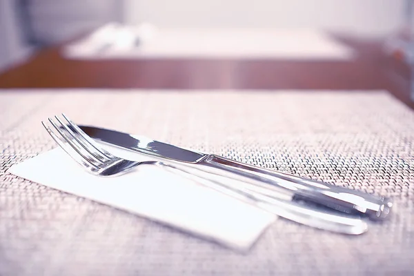 在餐厅 餐叉和刀 内部视图的餐厅与桌子上的餐刀和叉子在咖啡馆 — 图库照片