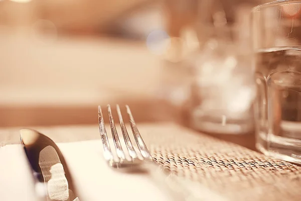 레스토랑 포크와 나이프에 테이블 레스토랑의 인테리어 카페에서 테이블에 — 스톡 사진