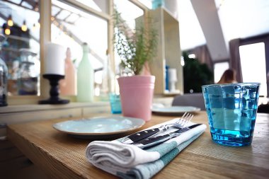 Restoran, çatal ve bıçak / bıçak ve çatal bir kafede masada Restoran Servis bir tabloyla iç görünümünü