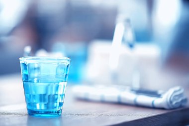  buz ve limon bir restoran zemin üzerine bir bardak taze limonata