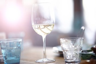 restoranda masada beyaz şarap 