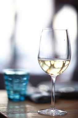 restoranda masada beyaz şarap 