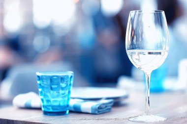 restoranda masada beyaz şarap 