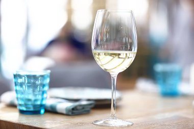 restoranda masada beyaz şarap 