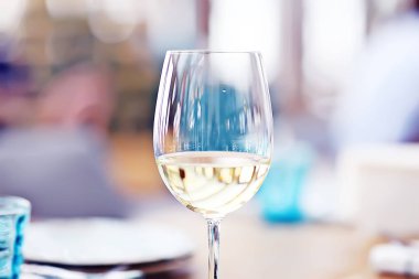 restoranda masada beyaz şarap 