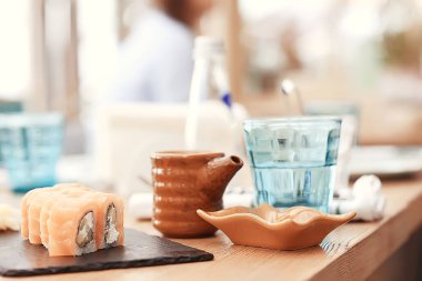 açık kafe / tablo ve hizmet Paris, Fransa, açık bir kafede yaz açık havada yemek