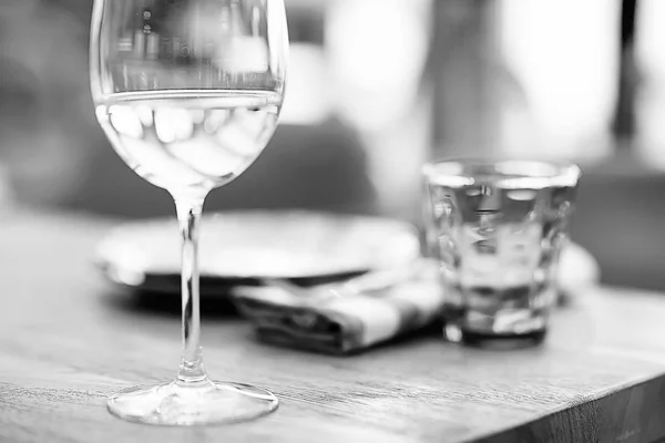 Μαύρο Και Άσπρο Ποτήρι Κρασί Έννοια Αλκοόλ Γυάλινα Ποτήρια Κρασί — Φωτογραφία Αρχείου