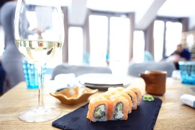 kadeh beyaz şarap ve suşi restoranında