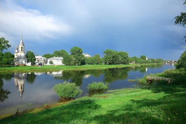 Summer Park Peyzajı, Yeşil Ağaçlar ve Yaz Şehri Parkı 'ndaki Yürüyüş