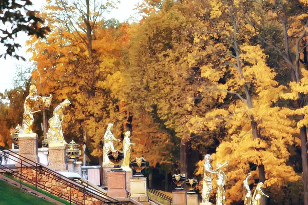 俄罗斯彼得夏宫秋季景观与仿古喷泉 — 图库照片