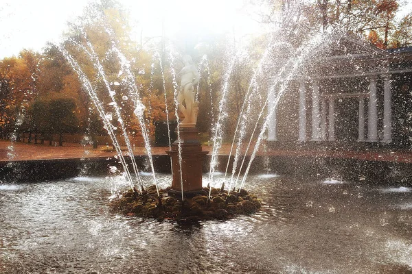 Paisaje Otoñal Fuente Antigua Peterhof Rusia — Foto de Stock