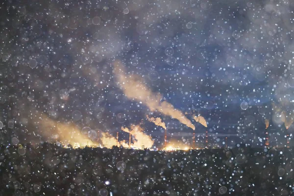 夜の工場風景 パイプから煙 — ストック写真
