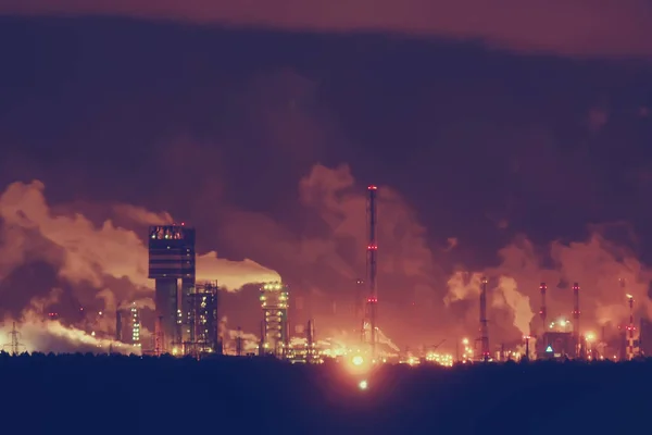 夜の工場風景 パイプから煙 — ストック写真