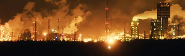 夜烟从管子 工厂风景 — 图库照片