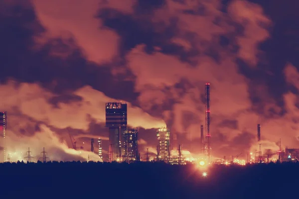 夜烟从管子 工厂风景 — 图库照片
