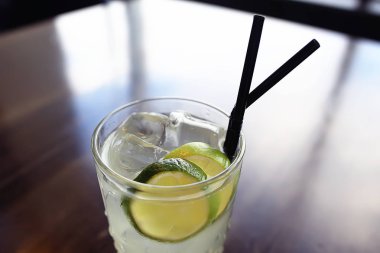  buz ve limon bir restoran zemin üzerine bir bardak taze limonata
