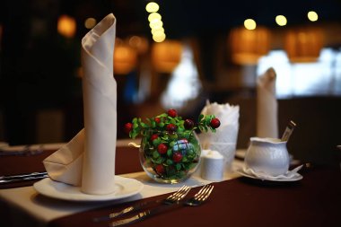 Restoran, çatal ve bıçak / bıçak ve çatal bir kafede masada Restoran Servis bir tabloyla iç görünümünü