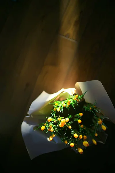 Sonnenstrahlen Und Blendung Auf Einem Strauß Wilder Gelber Feldblumen — Stockfoto