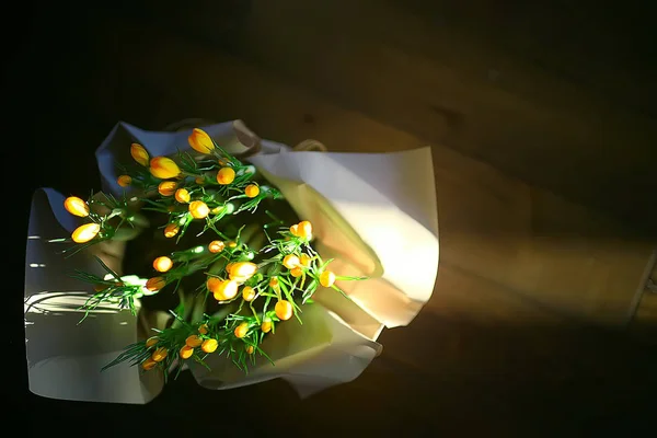 Çiğdemler Bir Güzel Bahar Buket Kadın Hediye Çiçekler Ile Arka — Stok fotoğraf