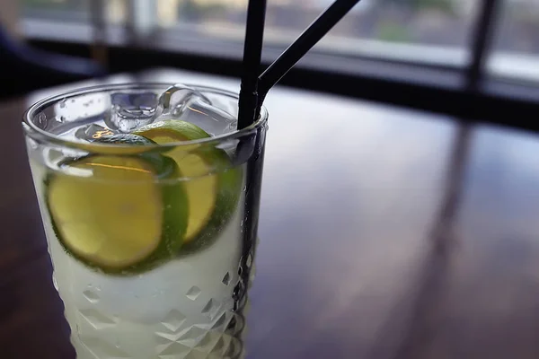 Fresh Lemonade Ice Lime Glass Restaurant Background — Stock Photo, Image