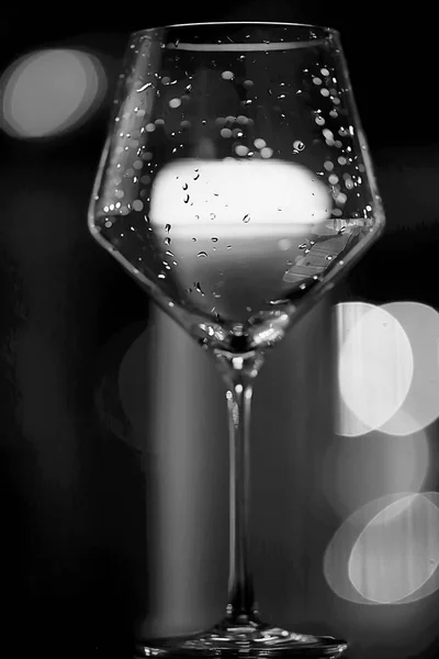 黑白葡萄酒玻璃 概念酒 玻璃杯配酒 海报美观为室内 — 图库照片