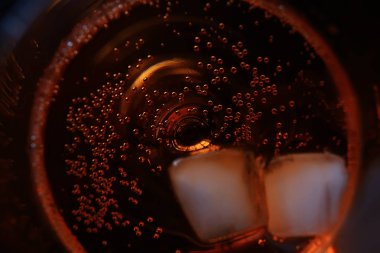 Alkollü turuncu cam buz küpleri ile kokteyl 