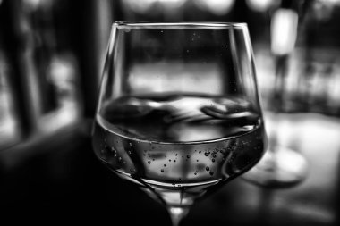 Alkollü turuncu bir cam aperol kokteyl