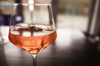 Alkollü turuncu cam buz küpleri ile kokteyl 