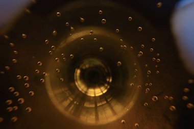 Alkollü turuncu bir cam aperol kokteyl