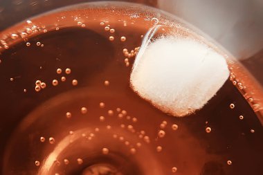 Alkollü Orange bir cam kokteyl soğuk yakın çekim 