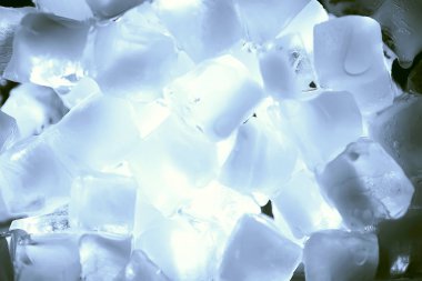 Buz küpleri ile parlak yaktı kapat