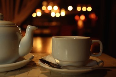 Beş çayı ile İngilizce çay Cafe, fincan ve su ısıtıcısı