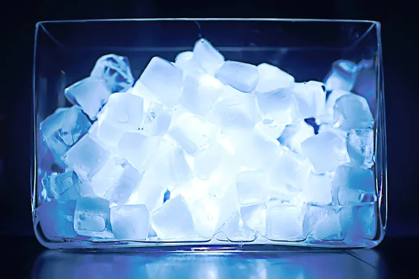 Крупный План Кубиков Льда Ярким Освещением — стоковое фото