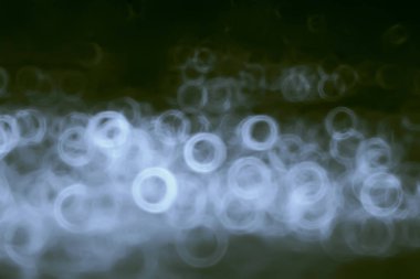 Koyu arka plan üzerinde beyaz bokeh Yüzükler 